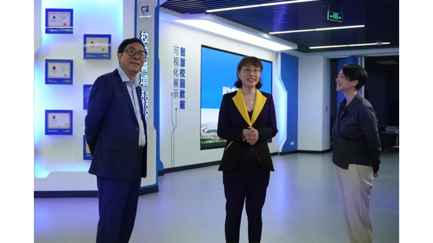 彭凯平教授和梁雅莉总经理与常信院校长徐建俊共同探讨产教融合问题