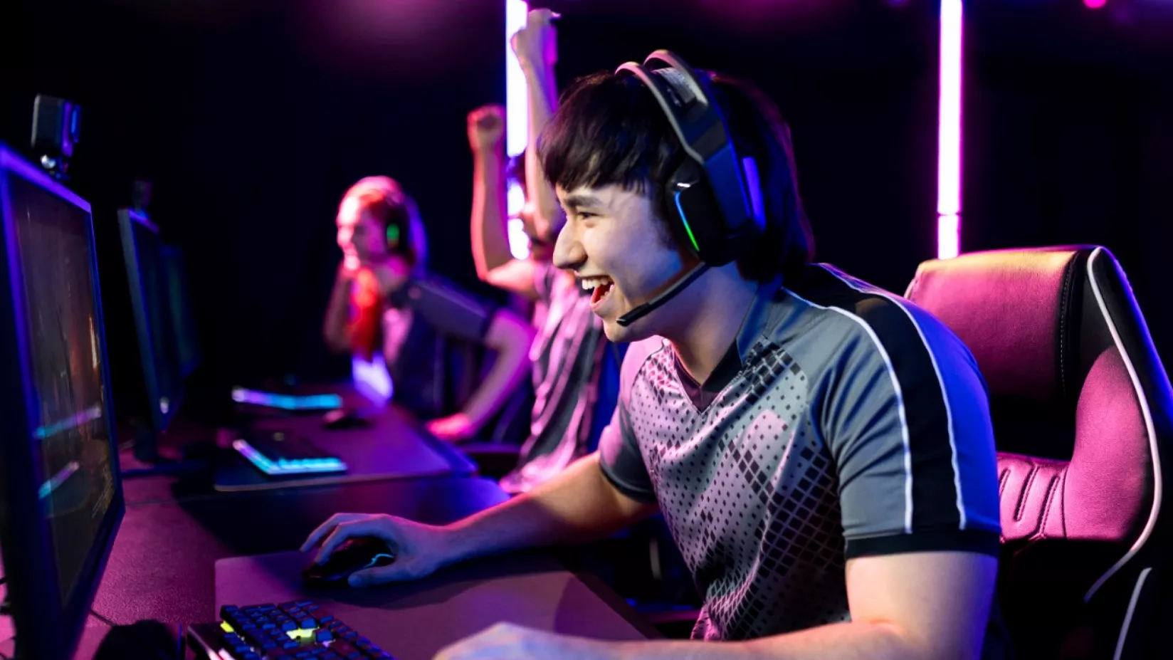 Lối sống - cận cảnh game thủ esports nam