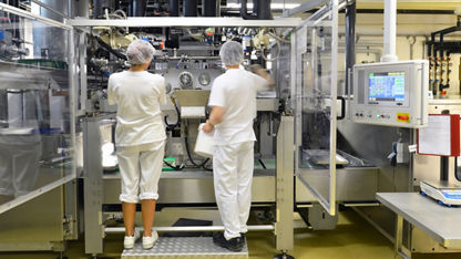 Arbeiter in der Lebensmittelproduktion an einer Maschine