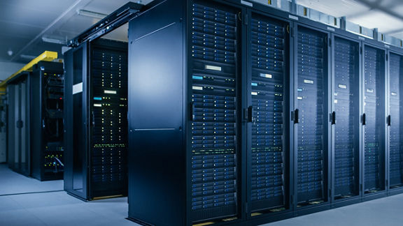 Centro de datos con varias filas de bastidores de servidores