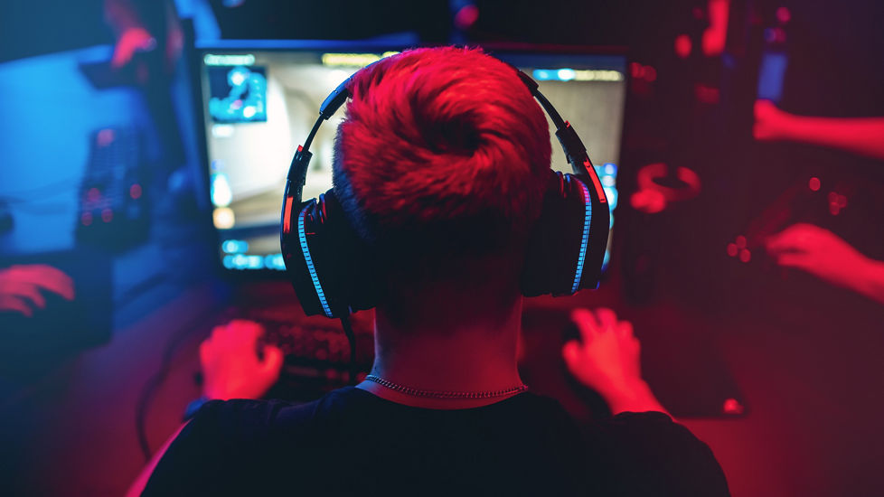 นักเล่นเกมมืออาชีพกำลังเล่นเกมออนไลน์