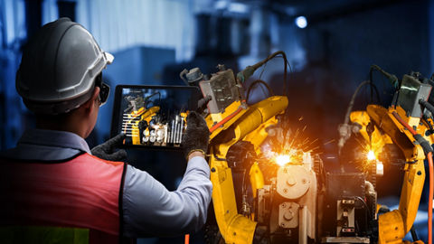 Brazos robóticos industriales inteligentes para tecnología de producción digital en fábricas que muestran el proceso de automatización de la fabricación de la industria 4.0 o la 4ª revolución industrial y el software IOT para controlar el funcionamiento