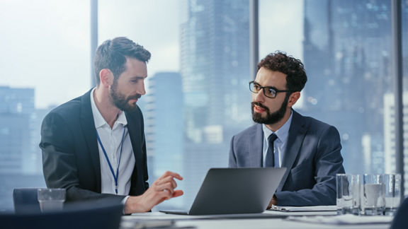 Dos hombres de negocios en una reunión