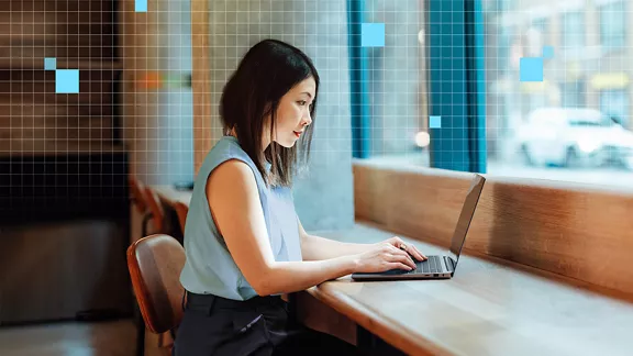 Mujer trabajando en una laptop