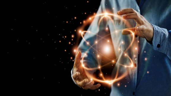 在黑色背景下，男士手捧星星