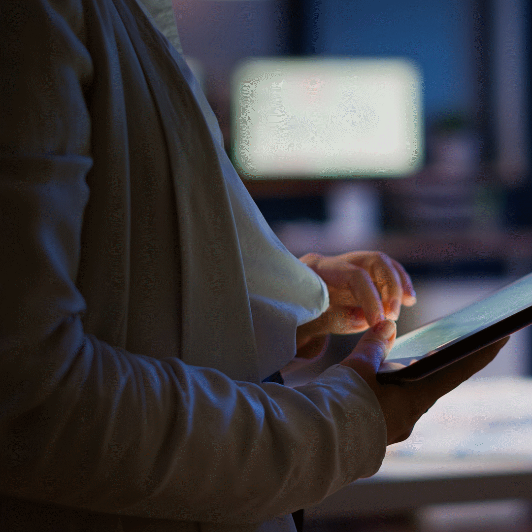 Br Close Up Woman With Tablet