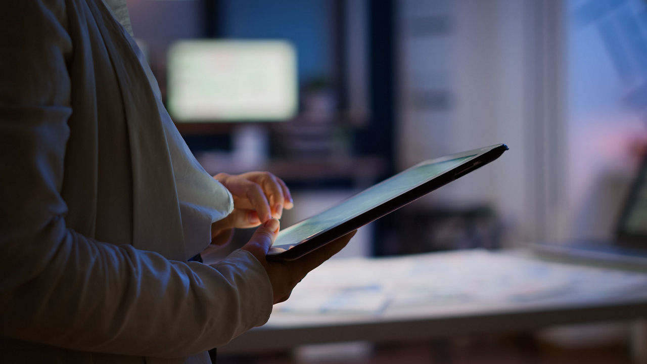 Br Close Up Woman With Tablet