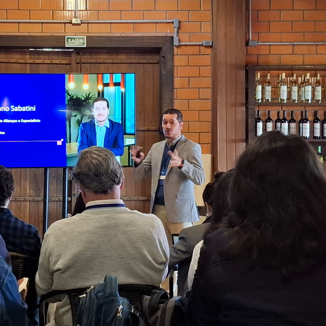 Fabiano Sabatini apresenta um estudo da IDC para uma plateia.