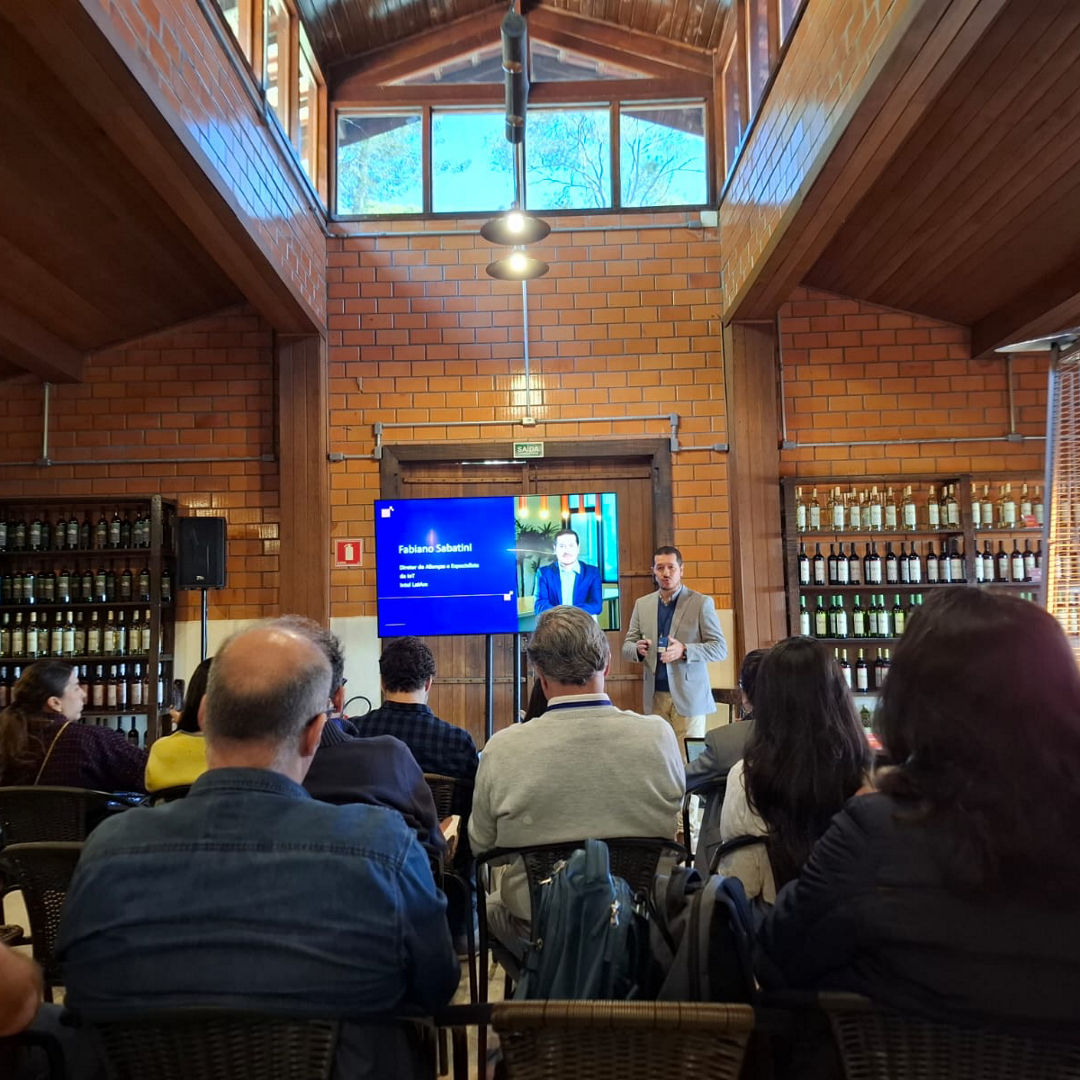 Fabiano Sabatini apresenta um estudo da IDC em uma sala com plateia.