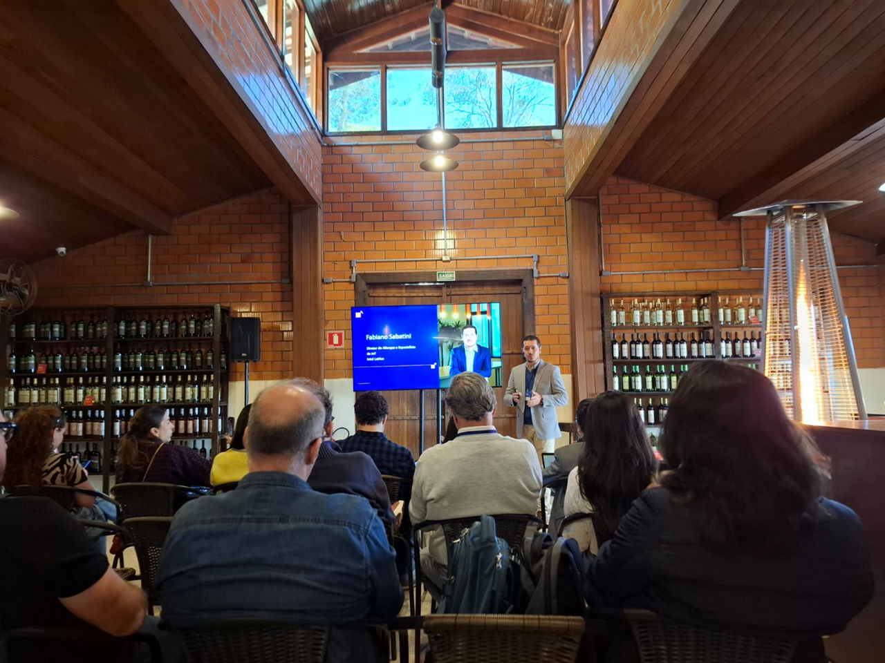 Fabiano Sabatini apresenta um estudo da IDC em uma sala com plateia.