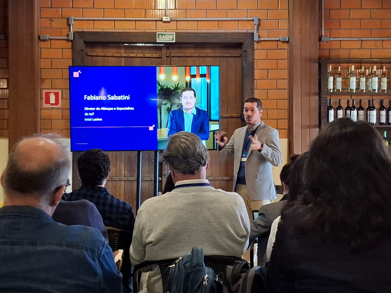 Fabiano Sabatini apresenta um estudo da IDC para uma plateia.