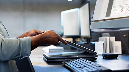 Bàn tay người đàn ông sử dụng điện thoại thông minh để xem truyền thông trực tiếp công nghệ trực tuyến
