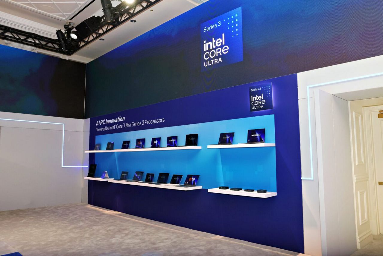 ces2026-laptop-display4-v2