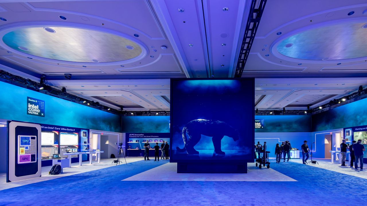 Estande da Intel na CES 2026 com áreas de demonstração do Intel Core Ultra Série 3 e uma tela central exibindo a silhueta de uma pantera.