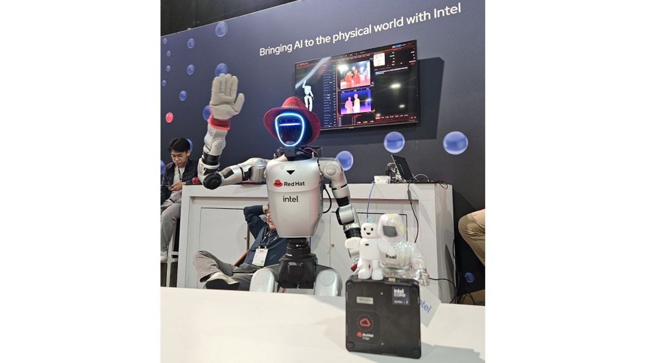 Circulus-powered humanoid robot waving at the 2026 Red Hat Summit