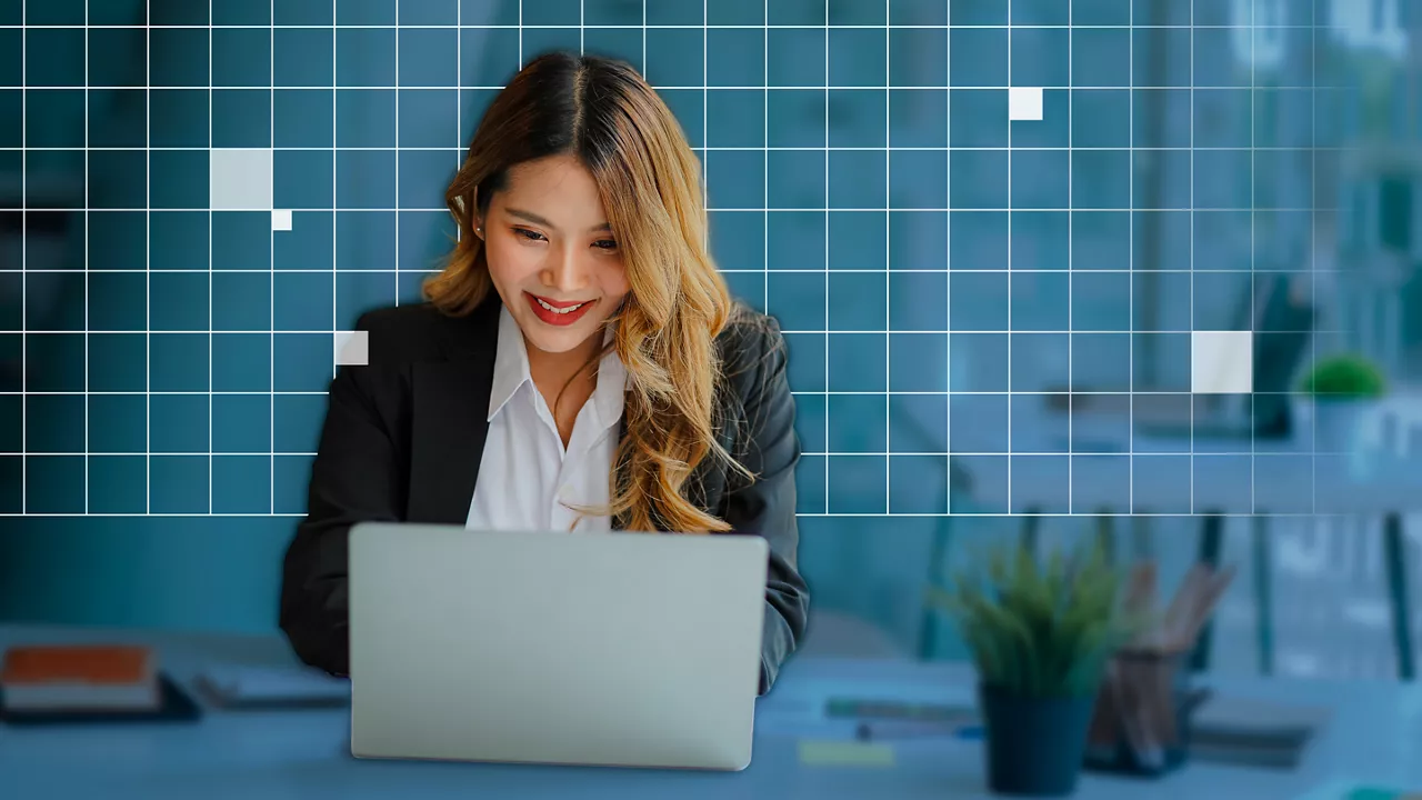 プロフェッショナルな環境でノートブック PC を使用する女性