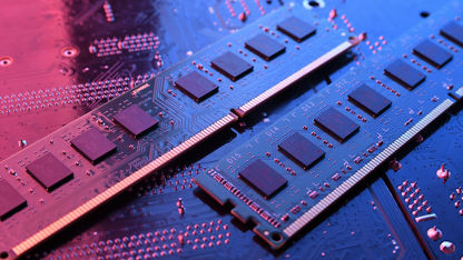 memoria RAM de la computadora en el fondo de la placa base. cerrar. sistema, memoria principal, memoria de acceso aleatorio, integrado, detalle de la computadora. componentes informáticos . DDR3. DDR4. DDR5