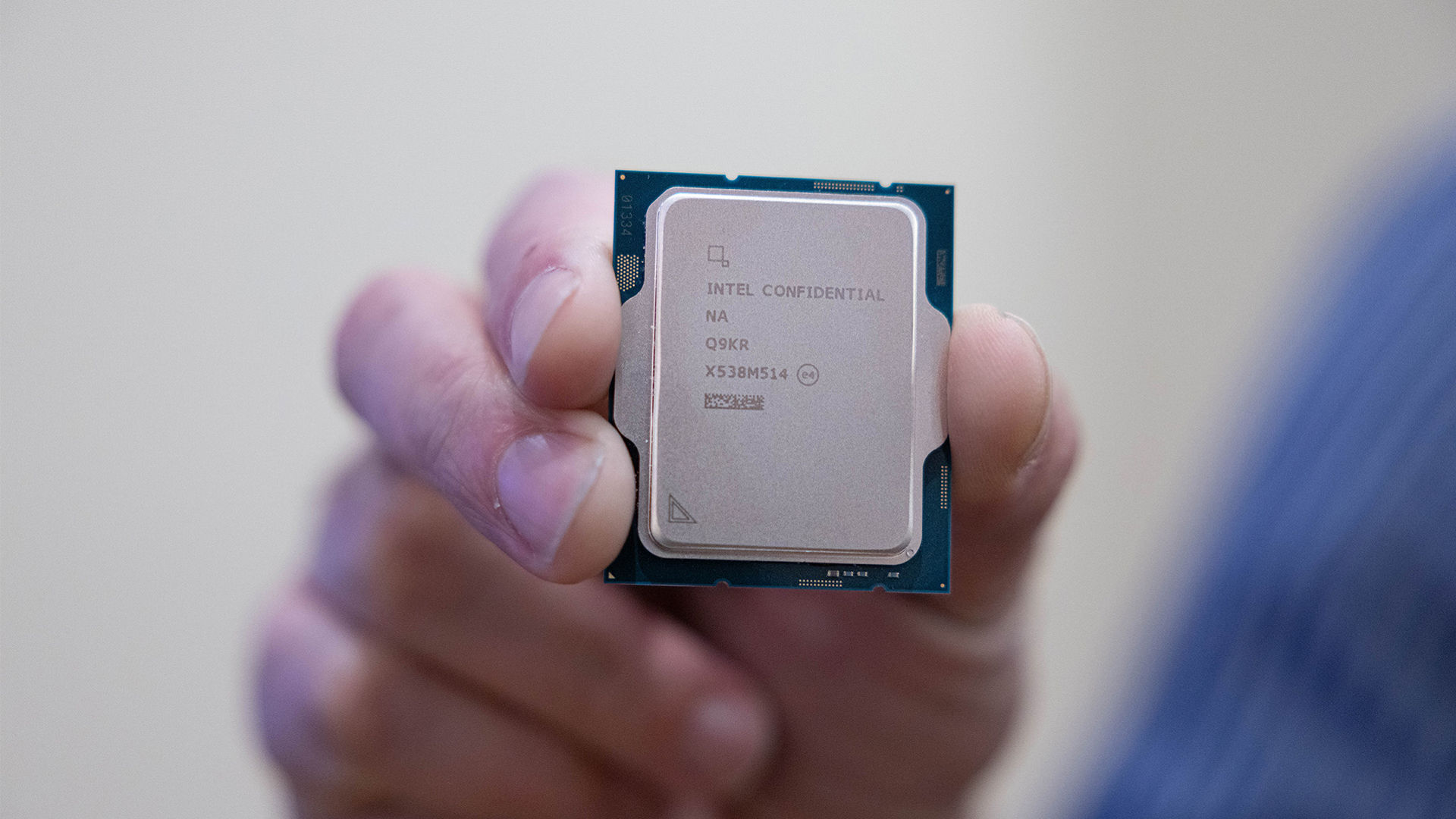 A hand holds an Intel Core Series 2 processor with P-cores.
