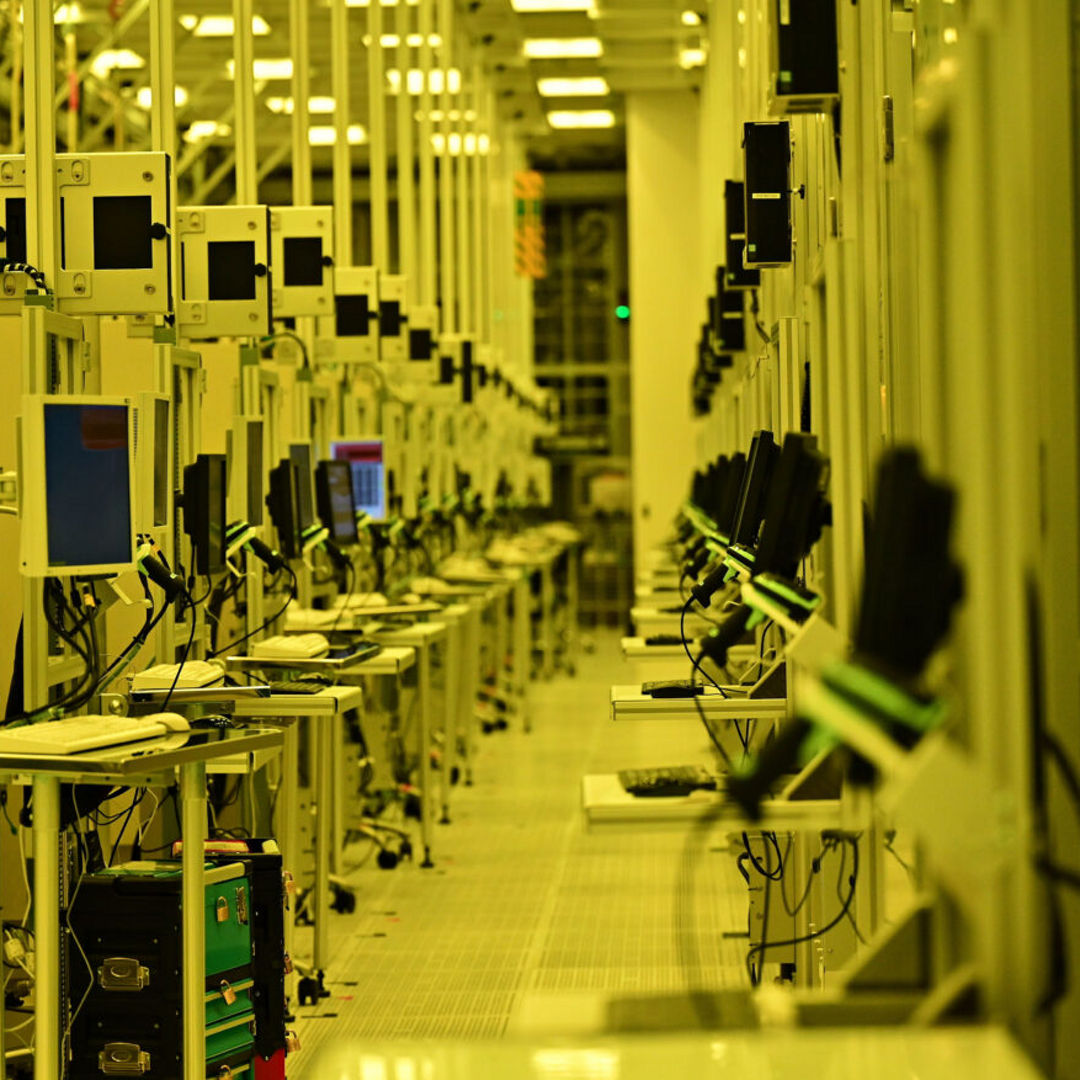 A photo from September 2025 at Intel’s new Fab 52 in Chandler, Arizona, shows manufacturing workstations where the first products on Intel 18A will pass through.