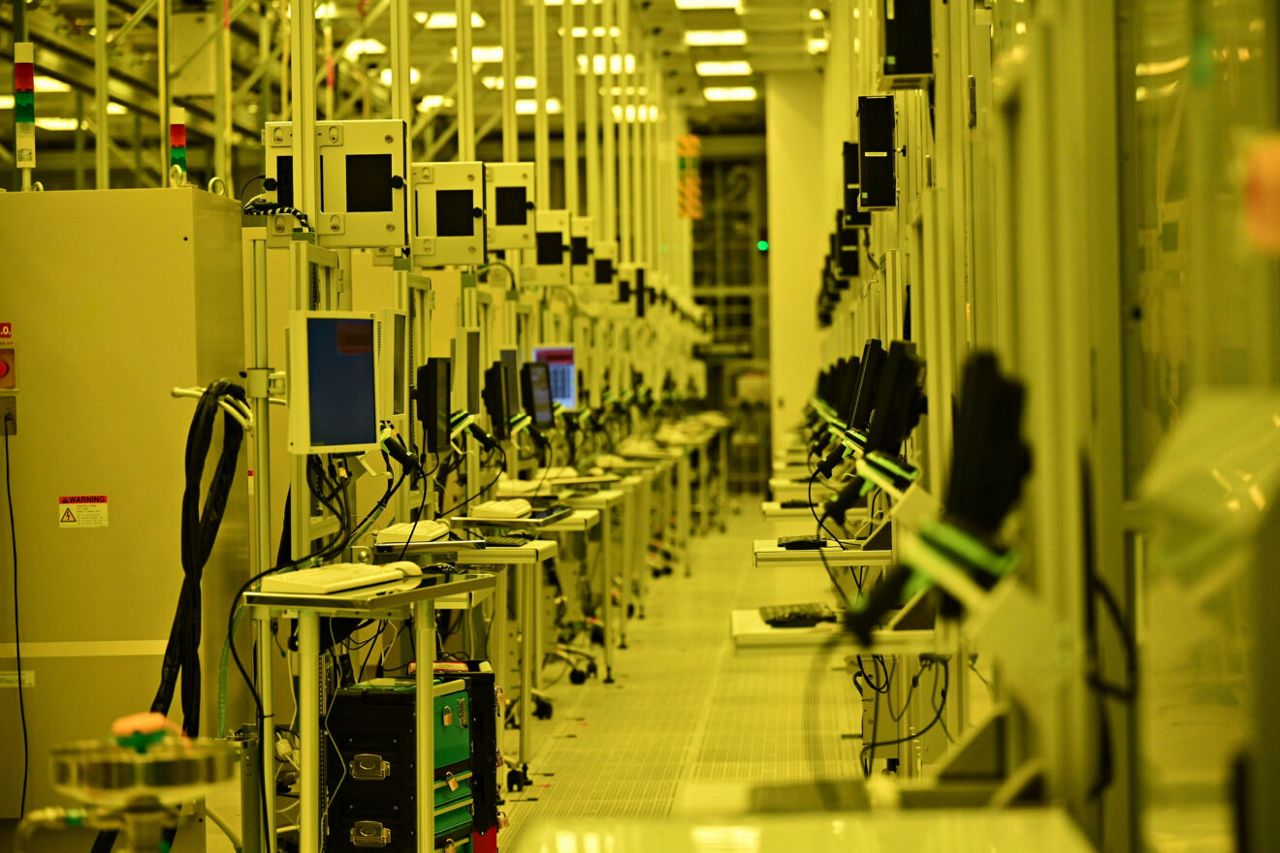 A photo from September 2025 at Intel’s new Fab 52 in Chandler, Arizona, shows manufacturing workstations where the first products on Intel 18A will pass through.