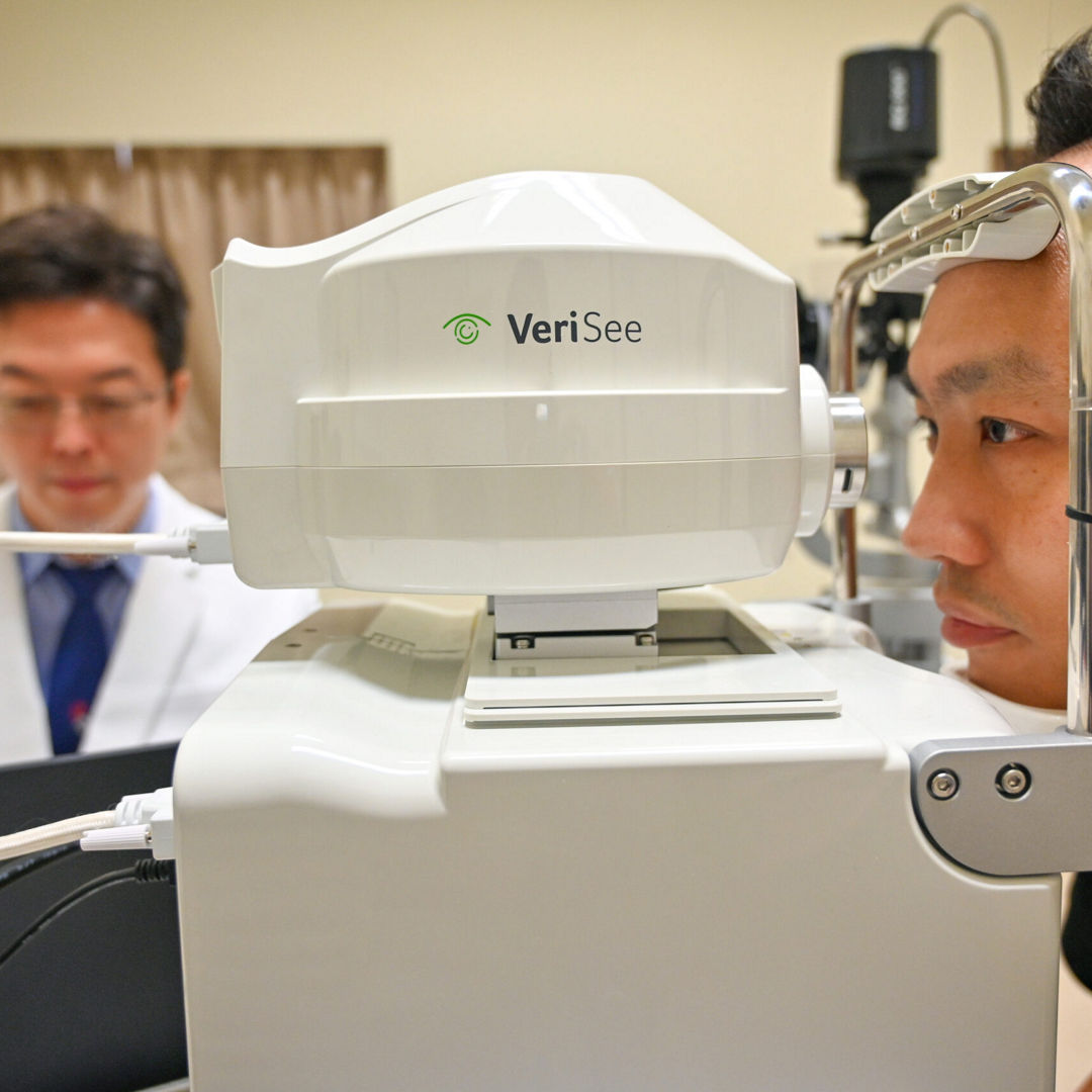 Dr. Hsieh Yi-Ting performs an eye scan on a patient using a VeriSee camera.