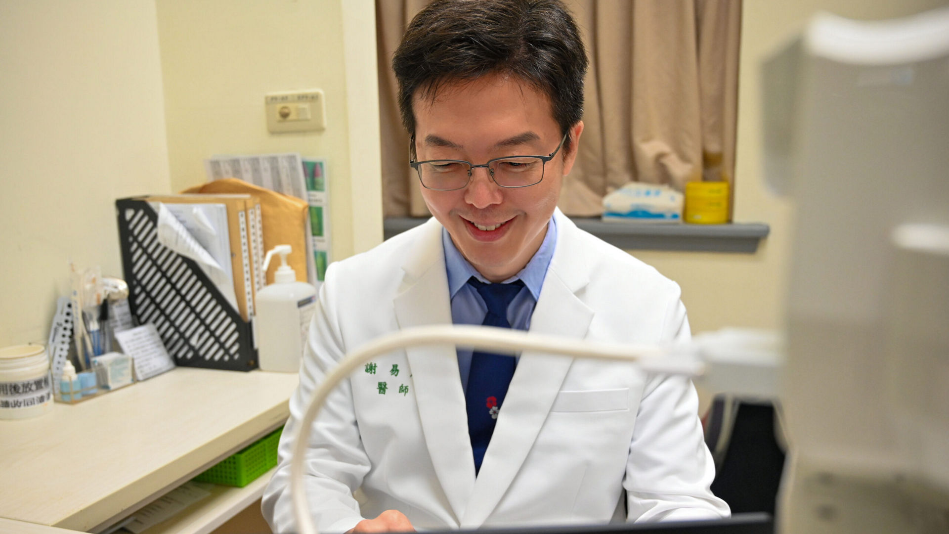 Dr. Hsieh Yi-Ting, a consultant ophthalmologist and retina specialist at the National Taiwan University Hospital, has spent more than two decades in the field. Today, he uses Intel AI-backed solutions on an Acer Travelmate Spin P4 AI PC from Acer Medical to detect eye diseases early. (Credit: Intel Corporation)