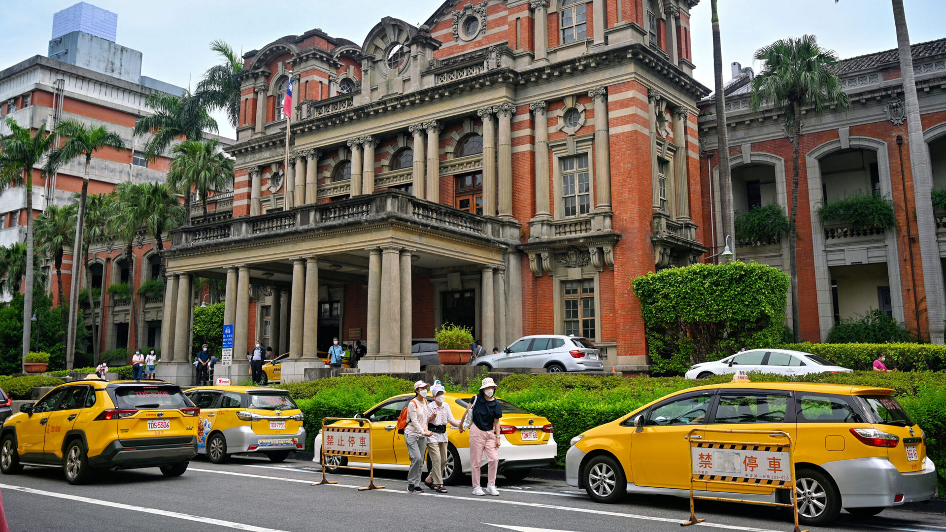 Founded in 1895, National Taiwan University Hospital is a national teaching medical center staffed by more than 7,500 medical experts. It has a capacity for 2,600 beds with more than 9,000 patients going through its doors daily. (Credit: Intel Corporation)