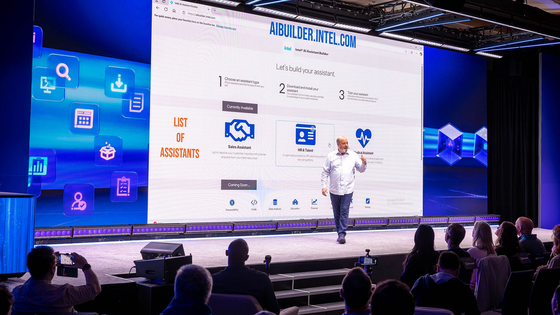 Jim Johnson 在 CES 2025 舞台上介紹 Intel AI Assistant Builder。
