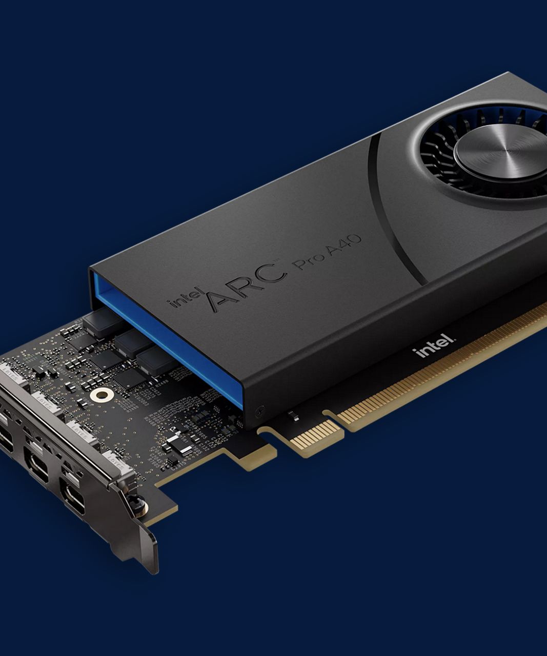 PC スロットにインストールされたインテル Arc Pro グラフィックス・カード