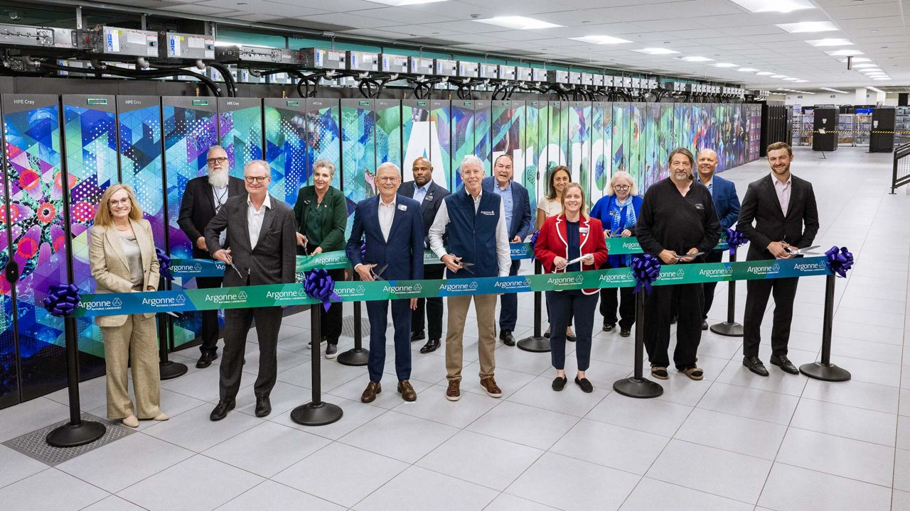 El 16 de julio de 2025, en Lemont, Illinois, los líderes de Intel se unieron al Laboratorio Nacional Argonne y a HPE para celebrar un hito histórico en colaboración con el secretario del Departamento de Energía de EE. UU., Christopher Wright: el lanzamiento de la computadora de exaescala Aurora. Aurora marca un logro significativo en el avance de la computación de alto rendimiento.