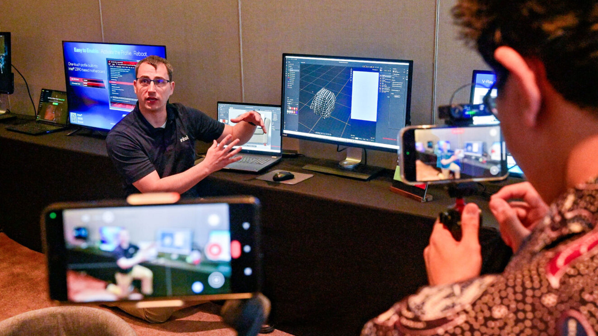 At Computex 2025, Intel’s Mike Bartz demonstrates AI PCs power