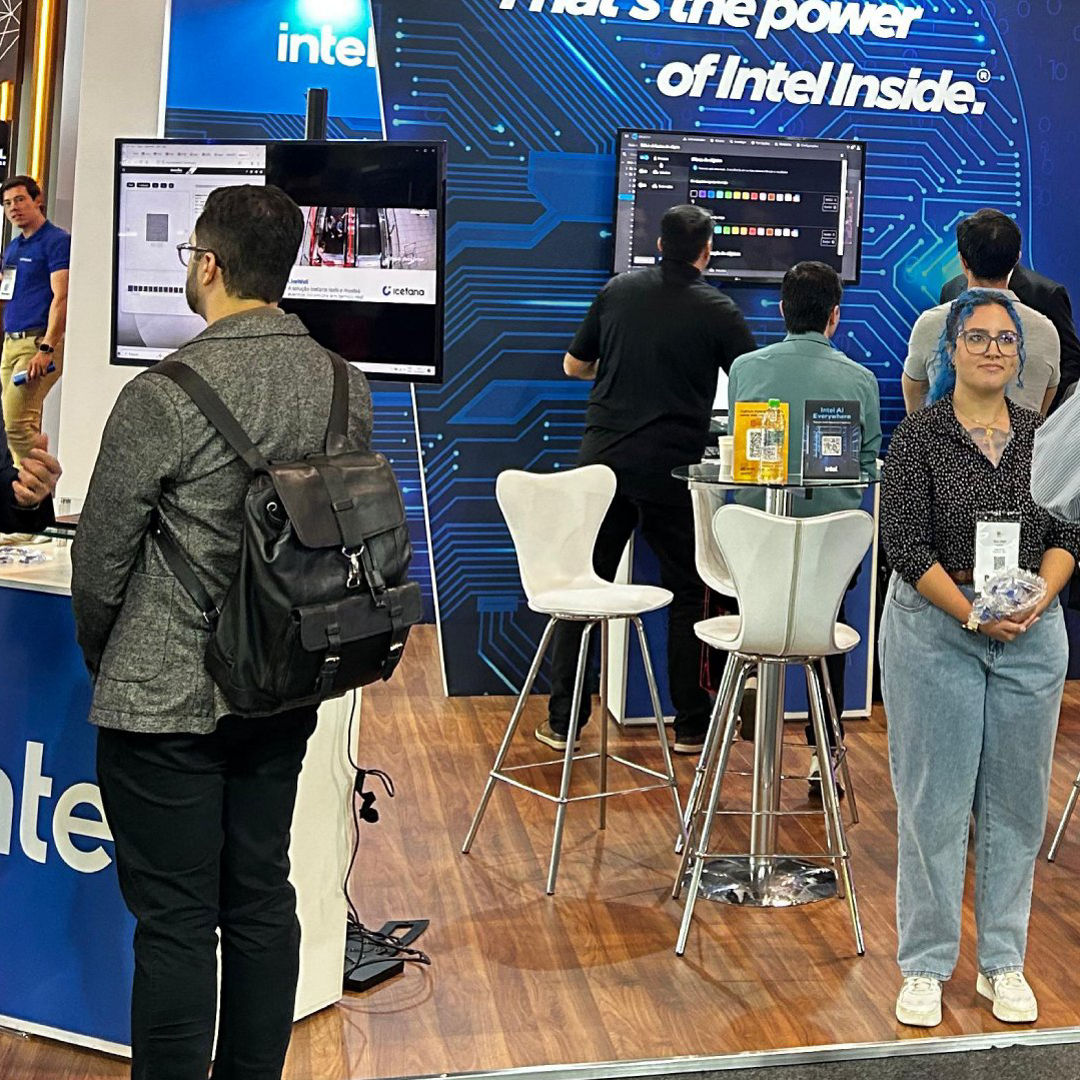 Visitantes no estande da Intel durante a ISC Brasil 2025.