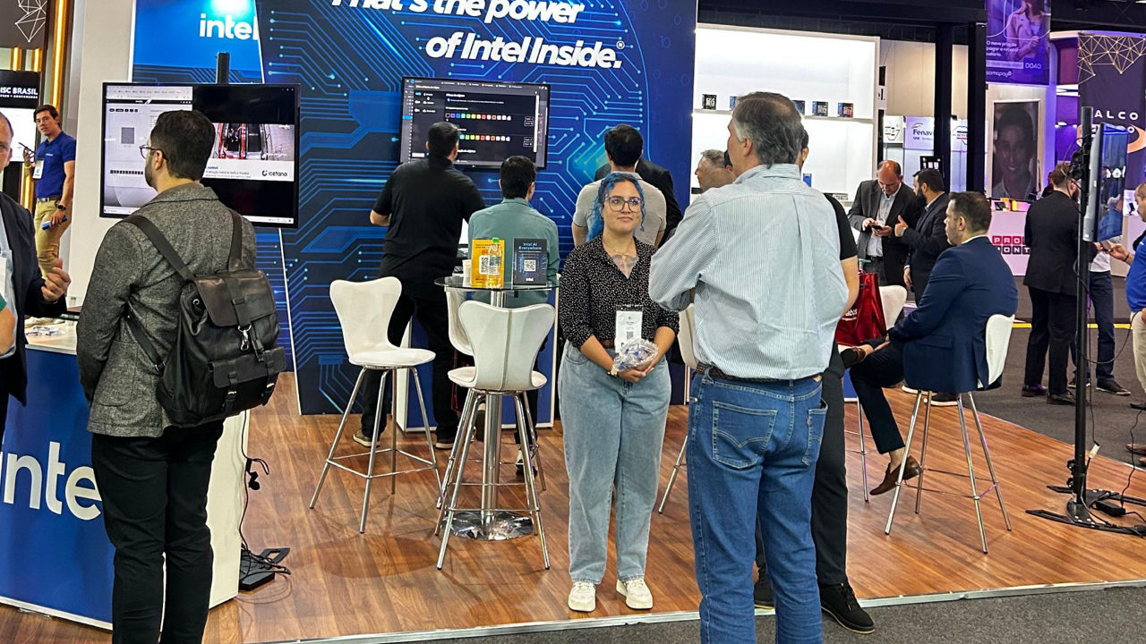 Visitantes no estande da Intel durante a ISC Brasil 2025.