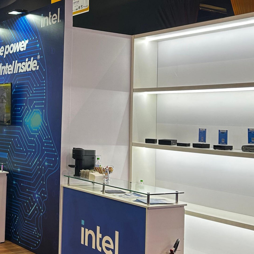 Demonstração de tecnologia no estande da Intel durante a ISC Brasil 2025.