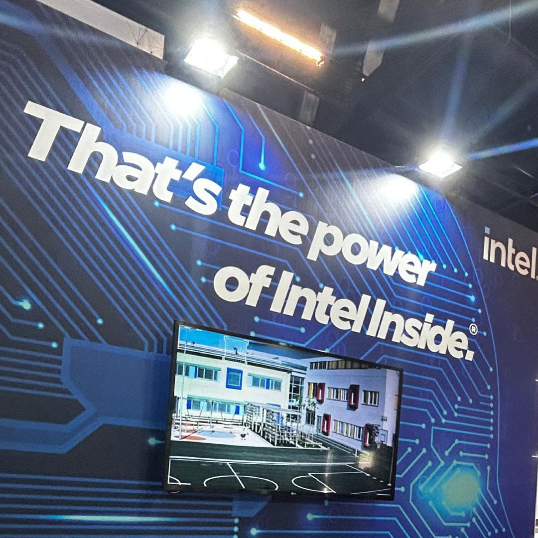 Painel e demonstração no estande da Intel durante a ISC Brasil 2025.