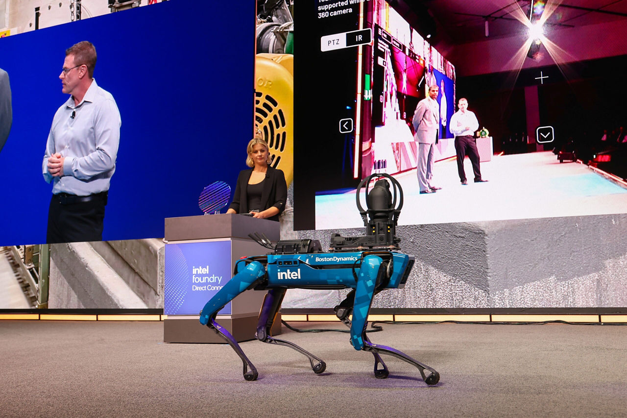 ステージでロボット「Chip」を操作するジェシカ・アンウィン。