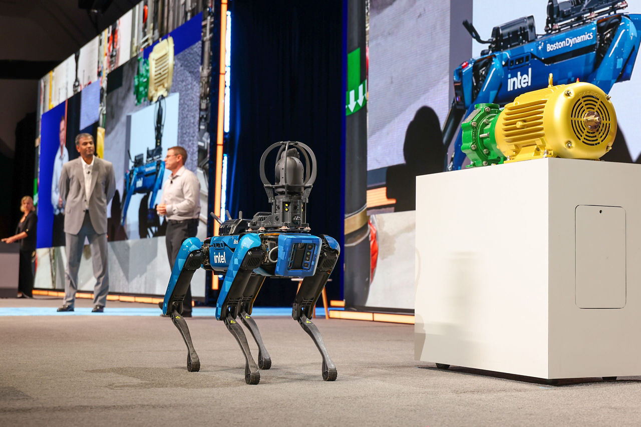 ツールの温度を確認するロボット「Chip」。