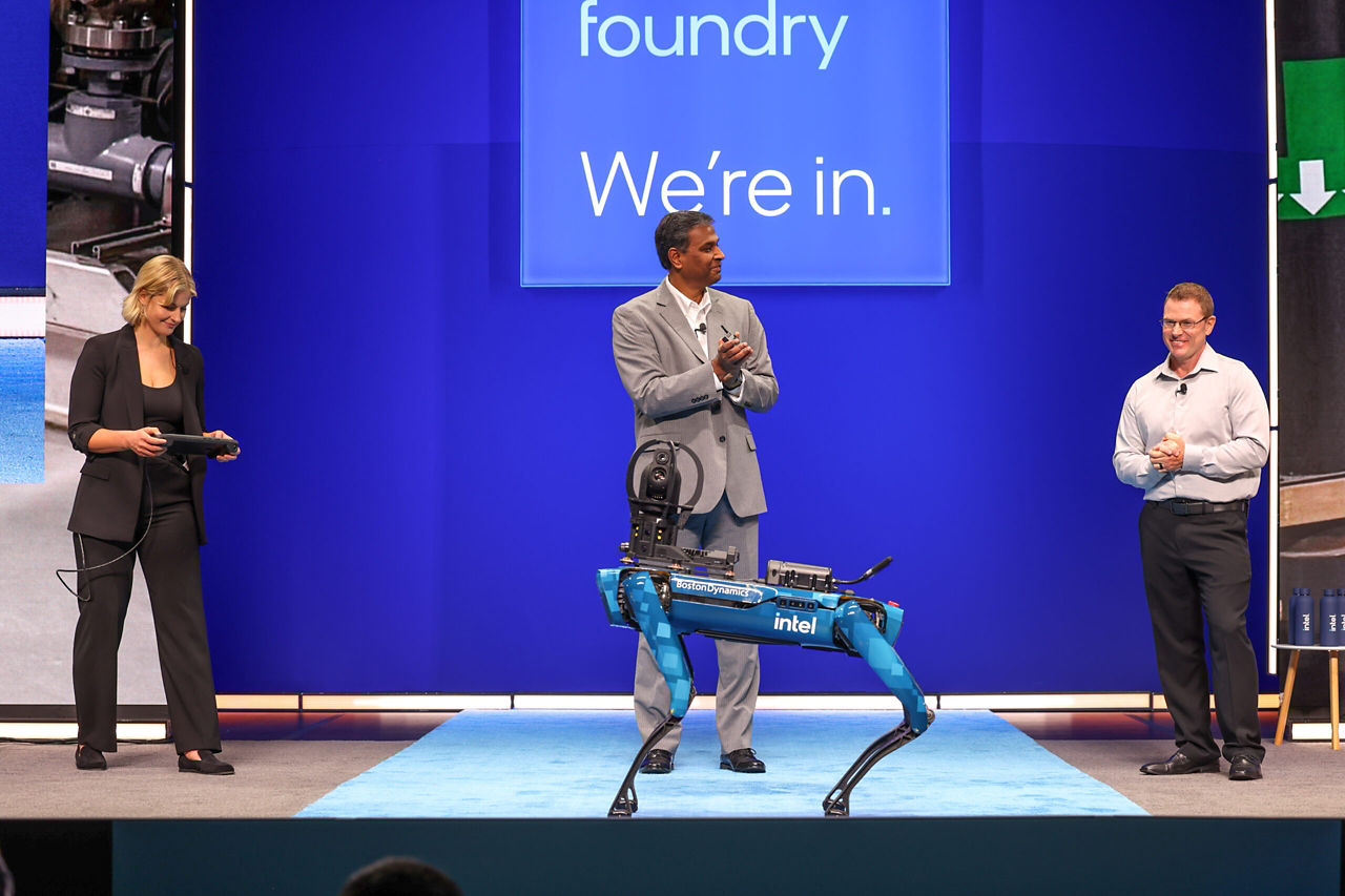 ナガ・チャンドラセカランらとロボット「Chip」を操作するジェシカ・アンウィン。