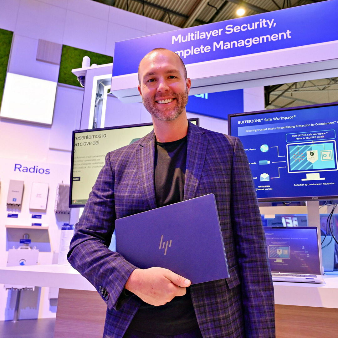 Cory McElroy, vice president of Commercial Product Management at HP, visits the Intel booth at Mobile World Congress 2025 in Barcelona, Spain. (Credit: Intel Corporation)