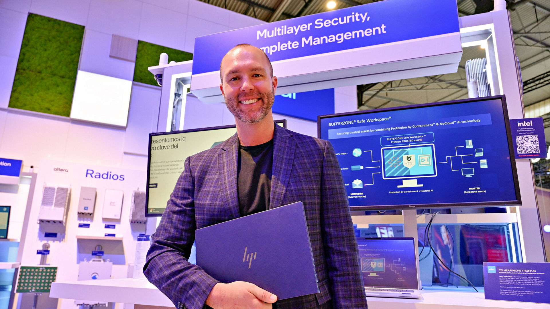 Cory McElroy, vice president of Commercial Product Management at HP, visits the Intel booth at Mobile World Congress 2025 in Barcelona, Spain. (Credit: Intel Corporation)