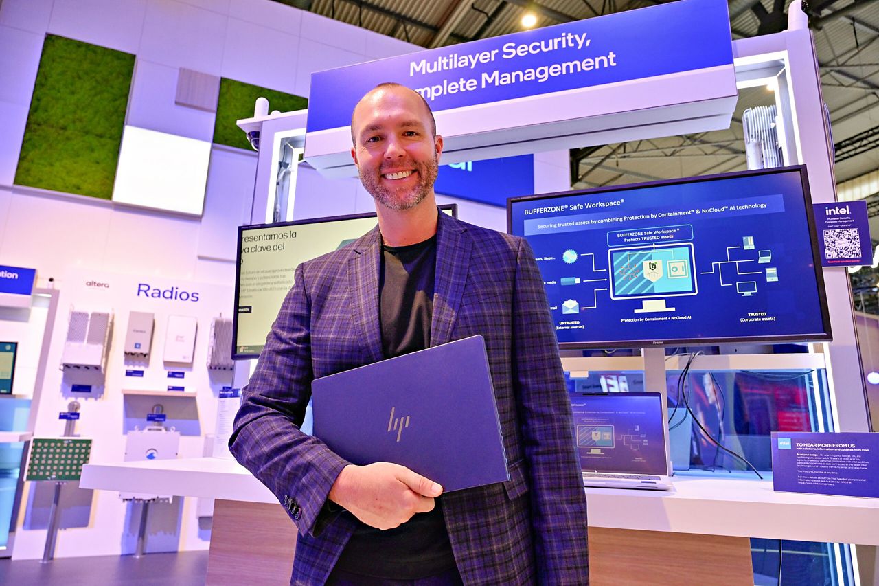 Cory McElroy, vice president of Commercial Product Management at HP, visits the Intel booth at Mobile World Congress 2025 in Barcelona, Spain. (Credit: Intel Corporation)