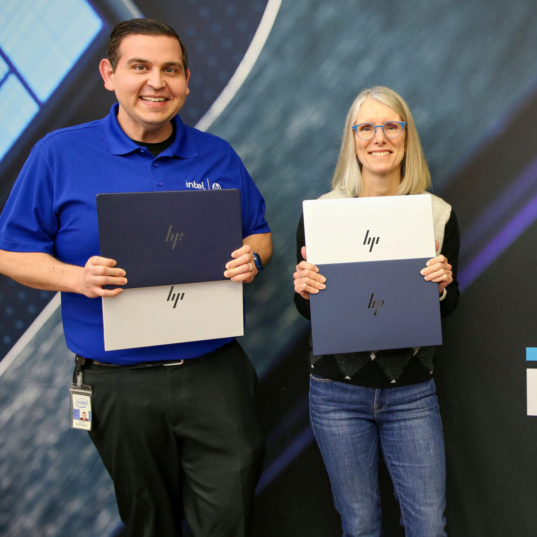 Joseph Broderick (left), technical marketing engineer in the Client Computing Group at Intel, and Anne McEwan, software program manager for Client Software Enabling at Intel, pose with HP’s latest AI PCs at Intel’s Performance Marketing Lab in Hillsboro, Oregon. (Credit: Intel Corporation)