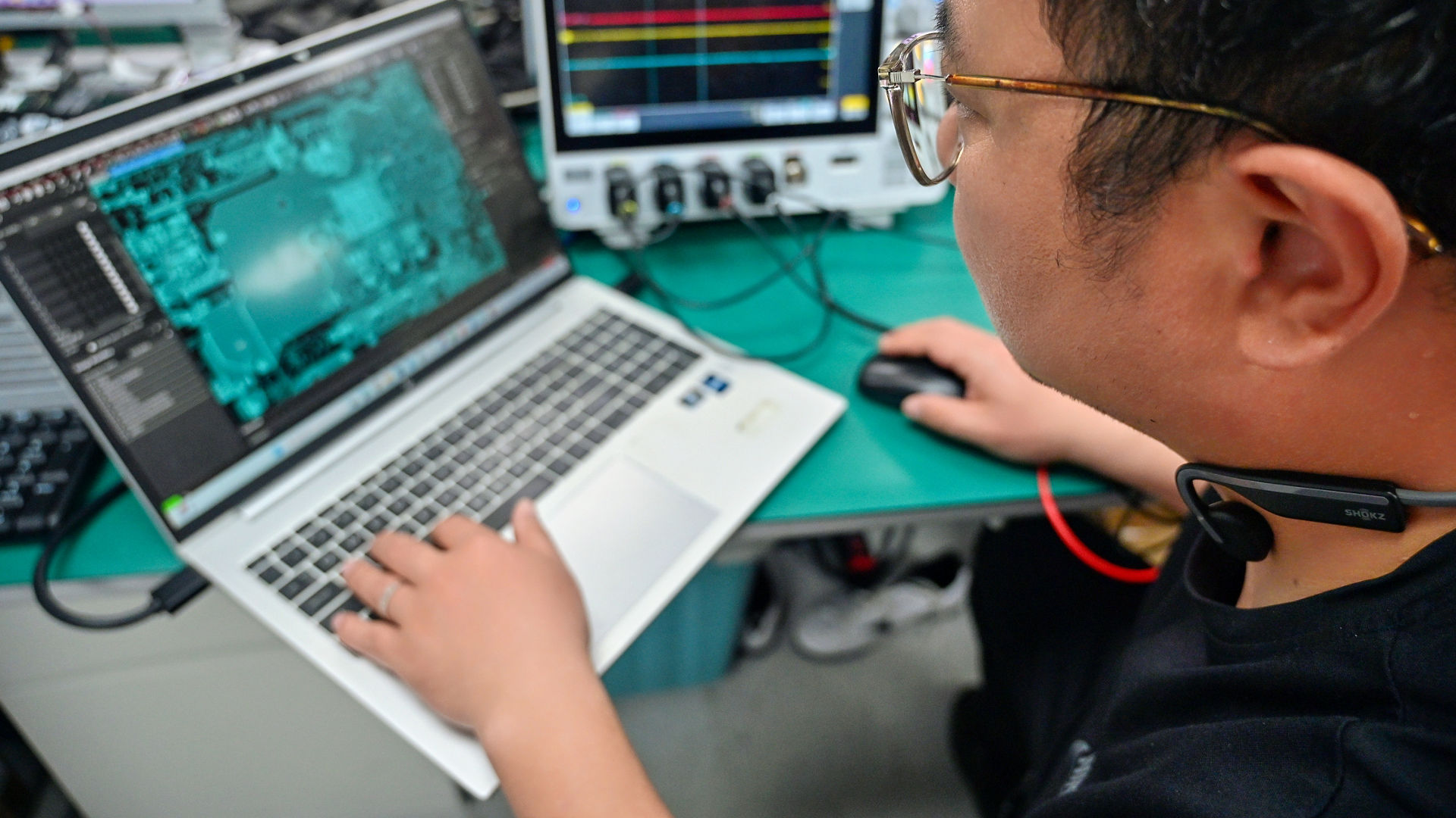 Hu Feng, systems and solutions engineer in the Client Computing Group at Intel in China, analyzes a schematic diagram at Intel’s engineering lab in Shanghai, China, in April 2025. (Credit: Intel Corporation)