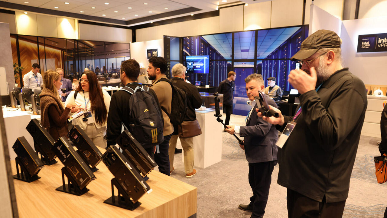 Periodistas y analistas del sector asisten a demostraciones prácticas de dispositivos con tecnología Intel vPro y soluciones Intel Arc Pro, en las que descubren los últimos avances en seguridad de los ordenadores comerciales, capacidad de gestión basada en IA, gestión de flotas y prestaciones gráficas durante el evento exclusivo de Intel. (Crédito: Intel Corporation)