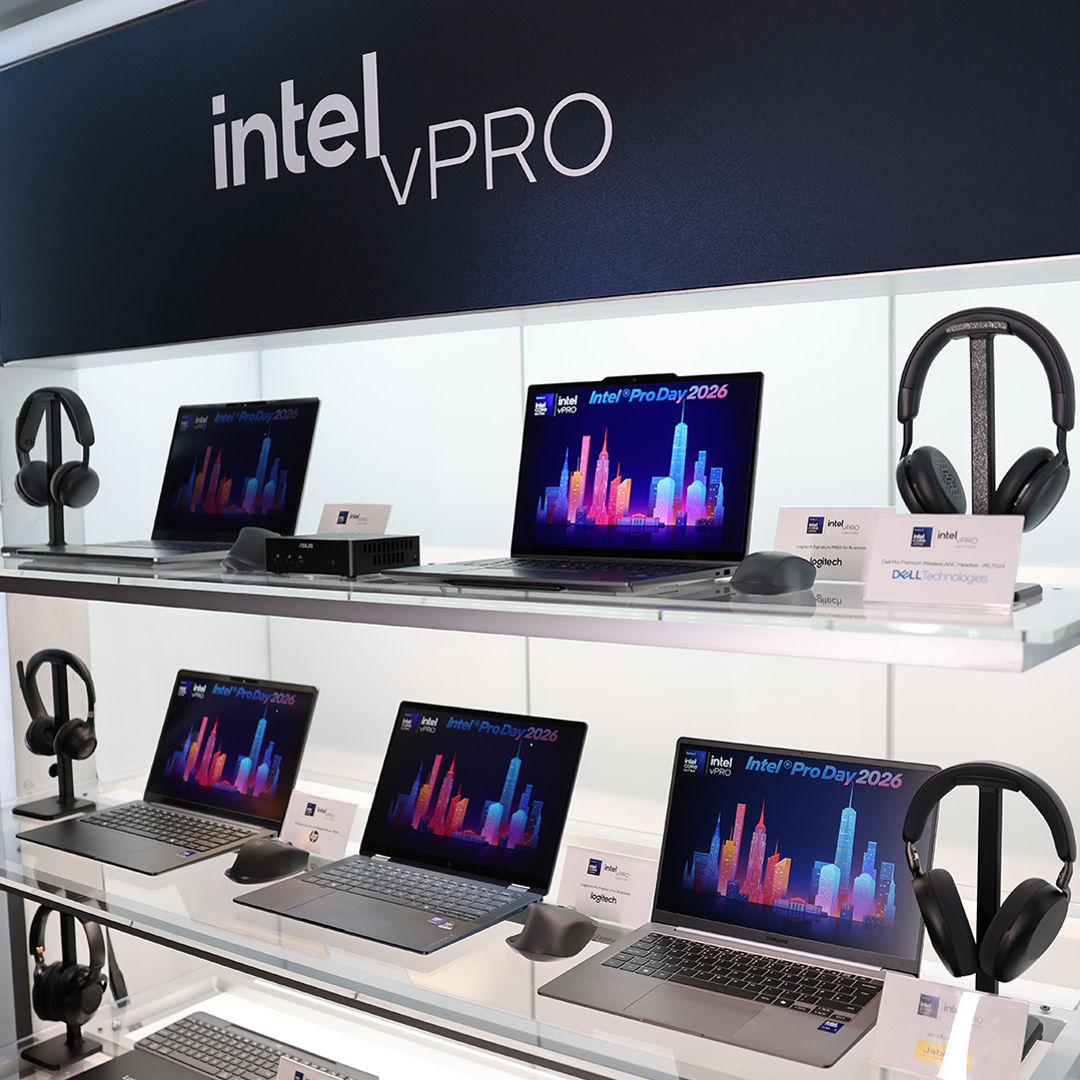 Una exposición de dispositivos y accesorios con tecnología Intel vPro pone de relieve la amplia gama de soluciones empresariales basadas en la plataforma comercial de Intel. Desde ordenadores portátiles hasta periféricos certificados, estos dispositivos ofrecen seguridad, facilidad de gestión y un rendimiento optimizado para las empresas modernas. (Crédito: Intel Corporation)