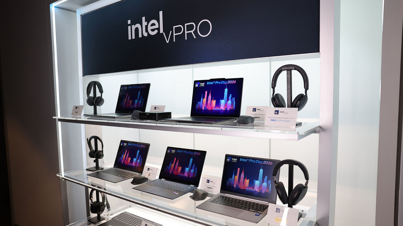 Computadoras portátiles, audífonos y accesorios en una exhibición de Intel vPro.