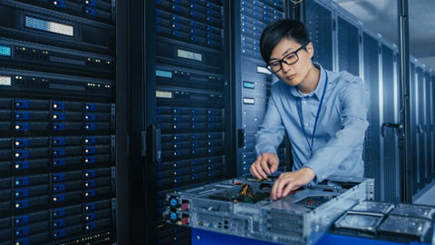 IT-Techniker bei der Arbeit mit Server-Racks