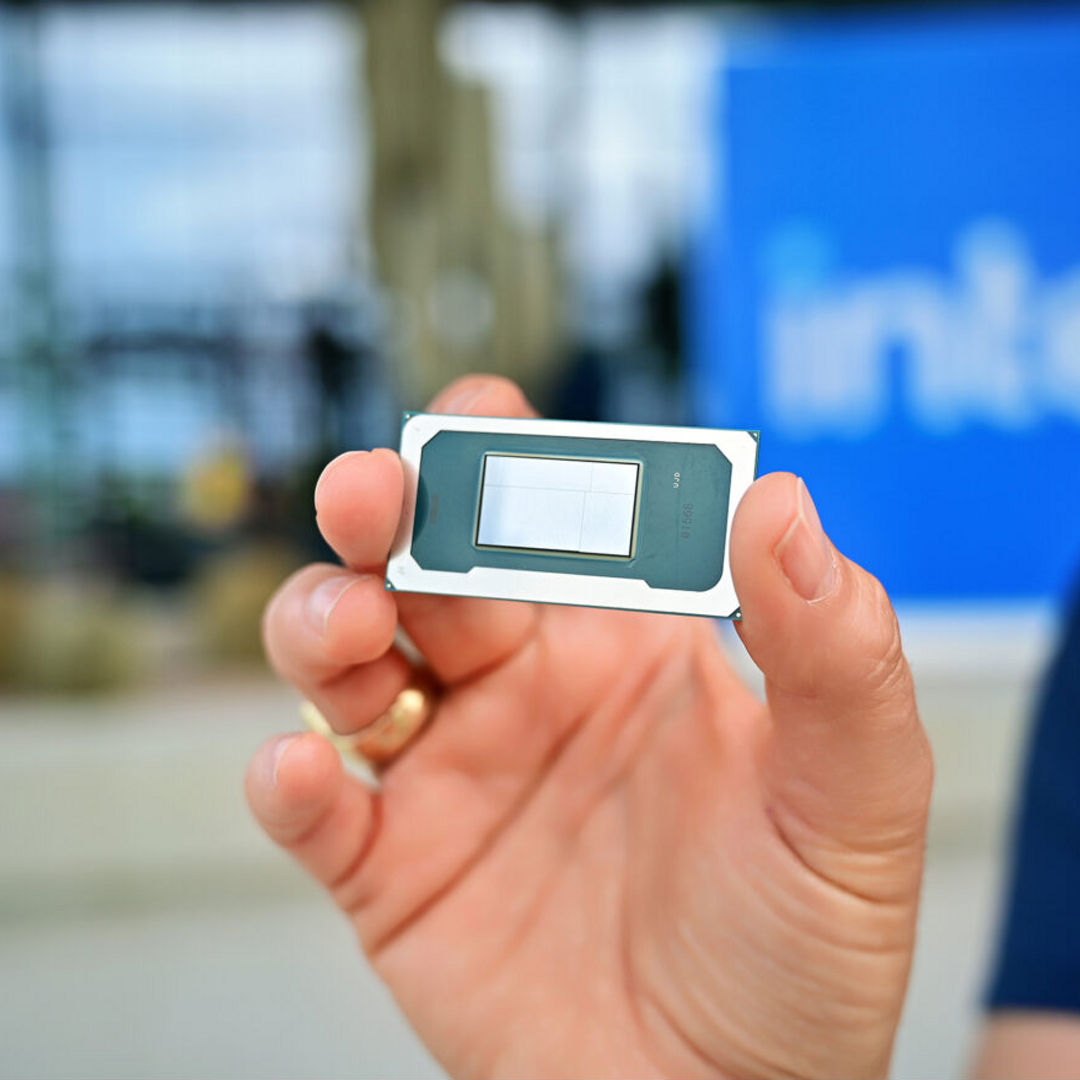 Close up of hand holding Intel® Core™ Ultra Series 3 - blur o