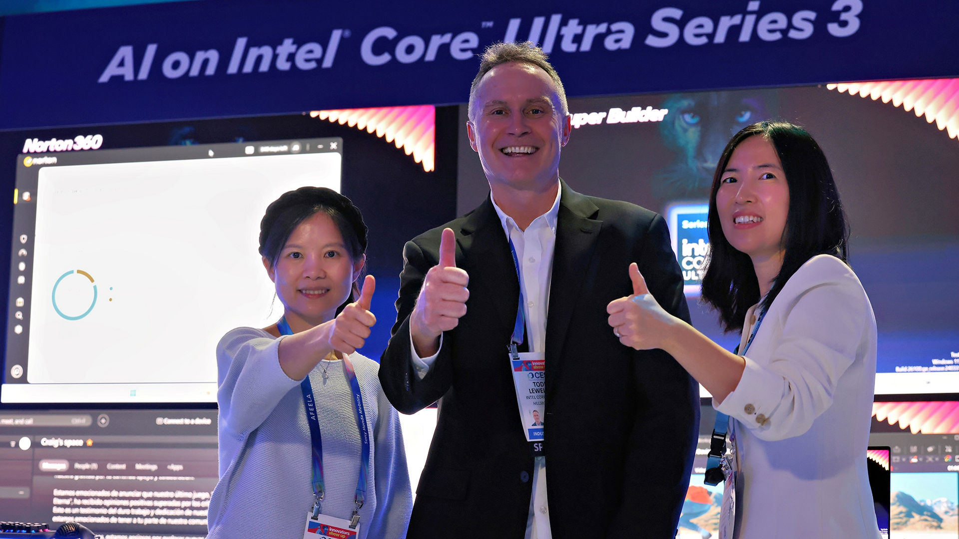 Ivy Zhu, Todd Lewellen y Olena Zhu levantan el pulgar frente a una pantalla de Intel.
