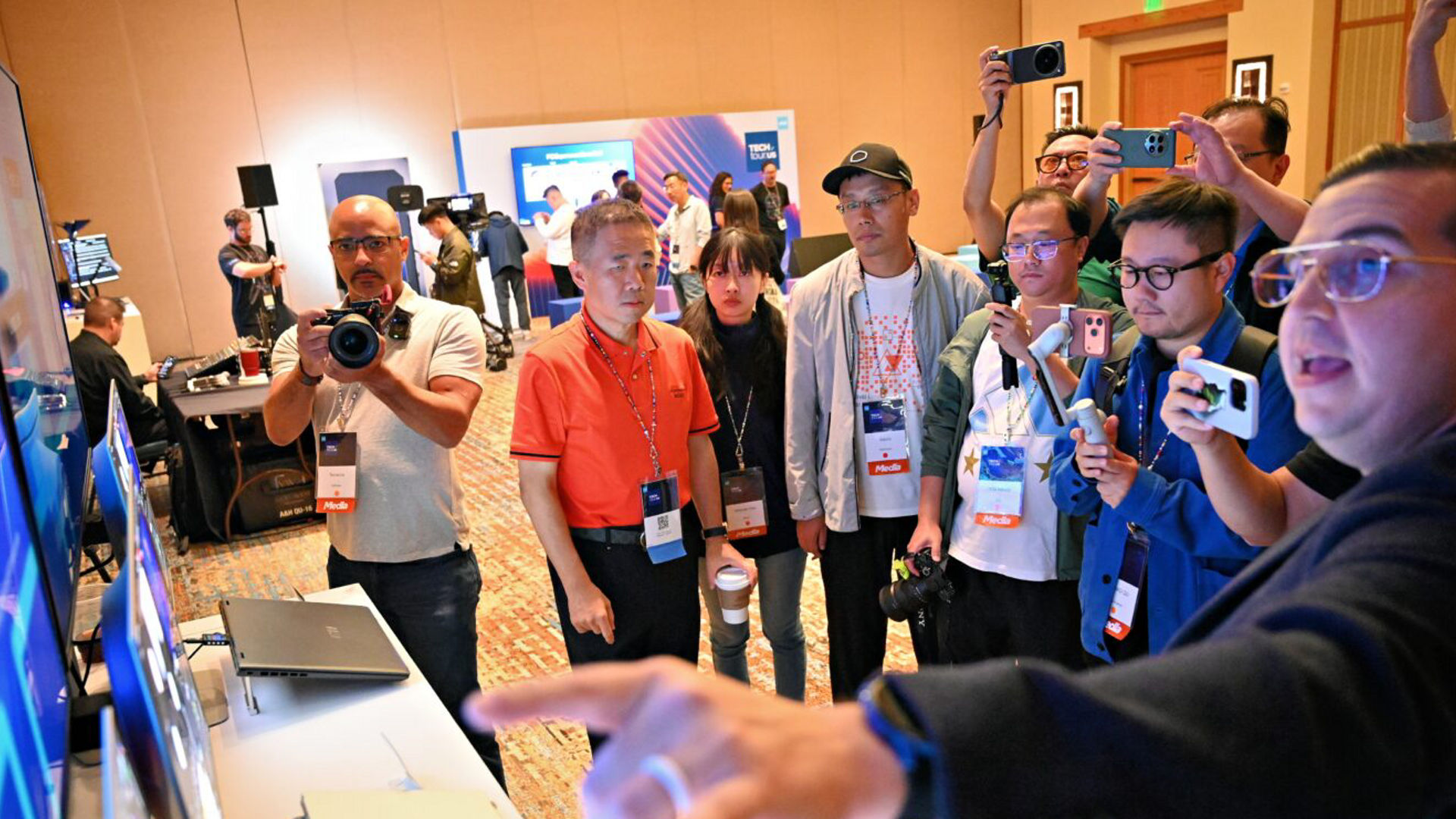 Tech media and industry analysts from around the world watch and listen as Intel technical marketing engineer Joe Broderick showcases how Panther Lake will up-level efficiency and performance from previous generations of Intel Core Ultra processors.